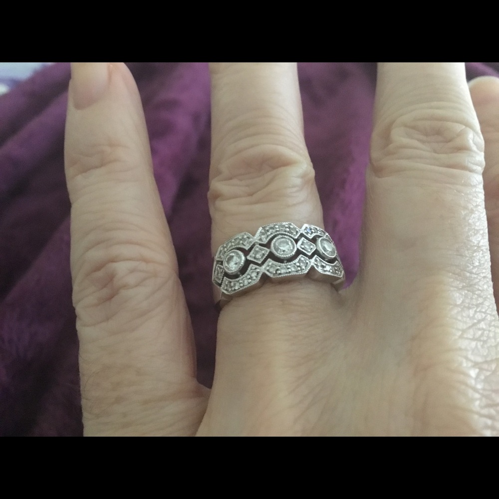Beautiful lady’s 14k white gold ring.